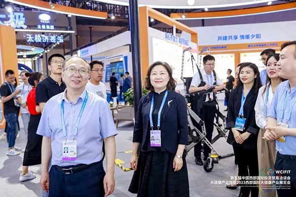 作为科技携手椿萱居亮相西洽会，智能行走机器人获得重庆市民政局领导高度认可
