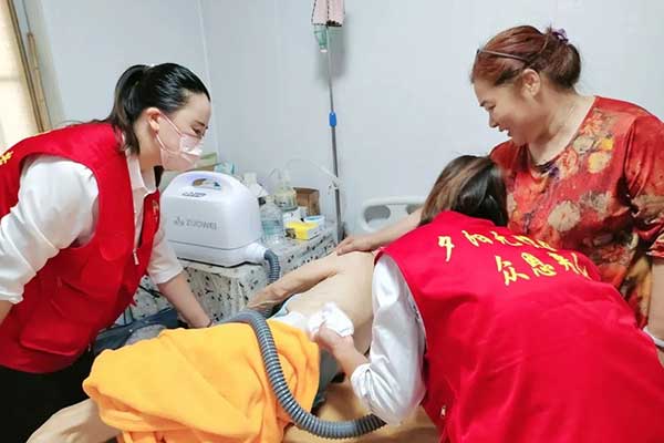 北京电视台报道：便携式洗浴机受到北京养老服务中心副主任欧阳胜男的推荐