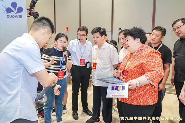原江西省委书记、原卫生部部长、中国红十字会总会事业发展中心主任高度认可作为科技智能护理机器人