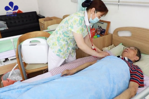 在深圳养老也太超前了吧！深圳市养老护理院使用便携式洗浴机为老人提供助浴服务