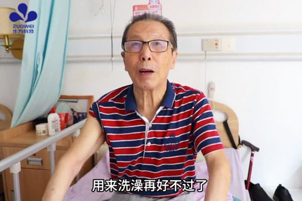 在深圳养老也太超前了吧！深圳市养老护理院使用便携式洗浴机为老人提供助浴服务