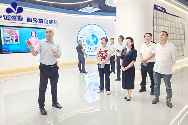 热烈欢迎广西玉林陆川县政协梁燕副主席一行莅临作为科技指导工作