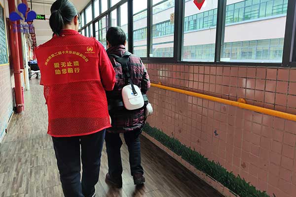 爱无止境 助您前行丨作为科技开展助行机器人康复训练服务