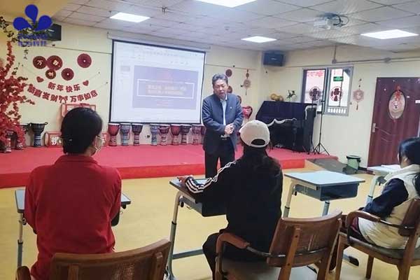 爱无止境 助您前行丨作为科技开展助行机器人康复训练服务