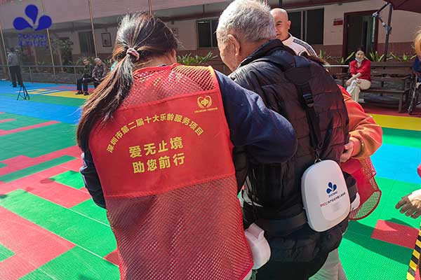 爱无止境 助您前行丨作为科技开展助行机器人康复训练服务