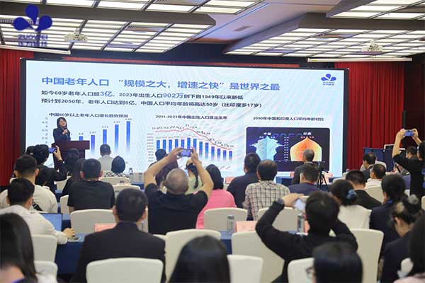 作为科技：AI如何赋能智能护理机器人的应用与发展