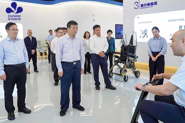 广西人大常委会副主任、党组书记方春明一行调研作为科技