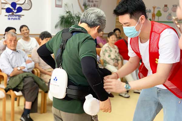 科技赋能，助您前行丨作为科技智能行走机器人让老人生活更便捷