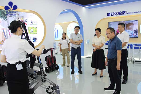 广西百色市民政局局长丁丽华一行莅临作为科技，共探智慧康养发展新路径
