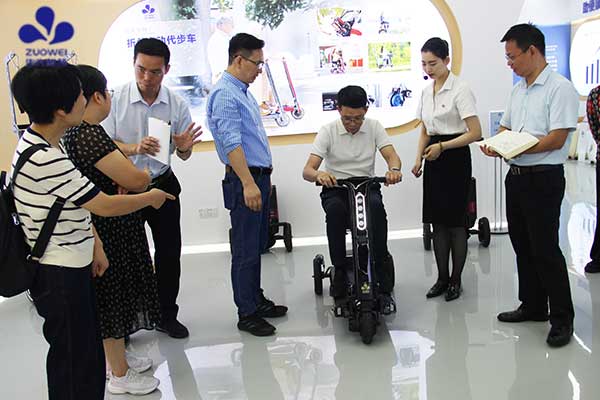 广东江门市新会区民政局局长黎华协一行莅临作为科技，共探智慧养老新路径