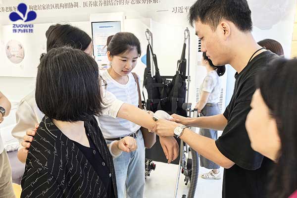 校企联动丨北京大学等多所高校领导考察长沙民政职业技术学院，体验作为科技养老机器人