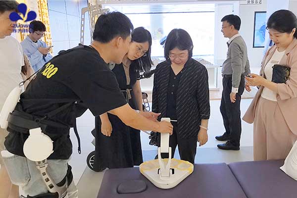 校企联动丨北京大学等多所高校领导考察长沙民政职业技术学院，体验作为科技养老机器人