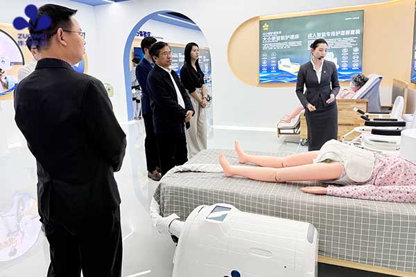 何善锦调研作为科技:探索智能机器人赋能失能失智集中照护新路径 何善锦调研作为科技:探索智能机器人赋能失能失智集中照护新路径