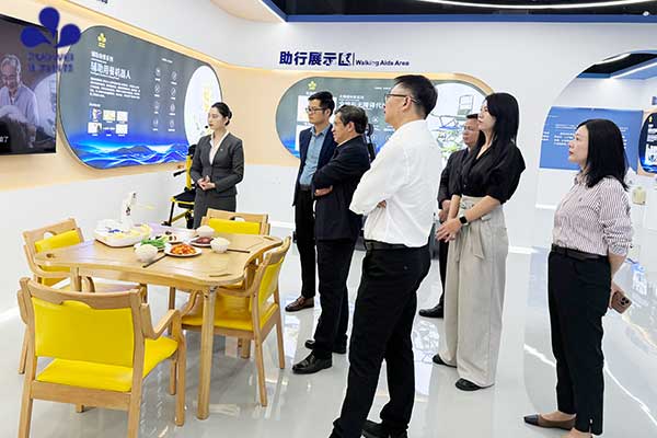何善锦调研作为科技:探索智能机器人赋能失能失智集中照护新路径 何善锦调研作为科技:探索智能机器人赋能失能失智集中照护新路径