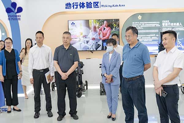 深圳市龙华区人大常委会及民政局领导一行莅临作为科技考察调研